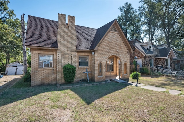 view of front of property featuring a front lawn