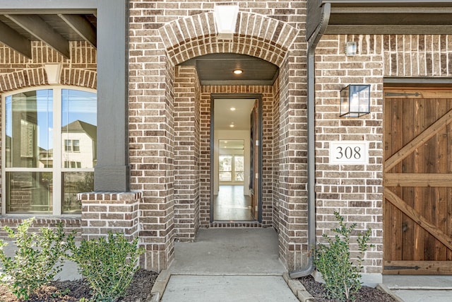 entryway with a wealth of natural light, ceiling fan, and dark wood-type flooring