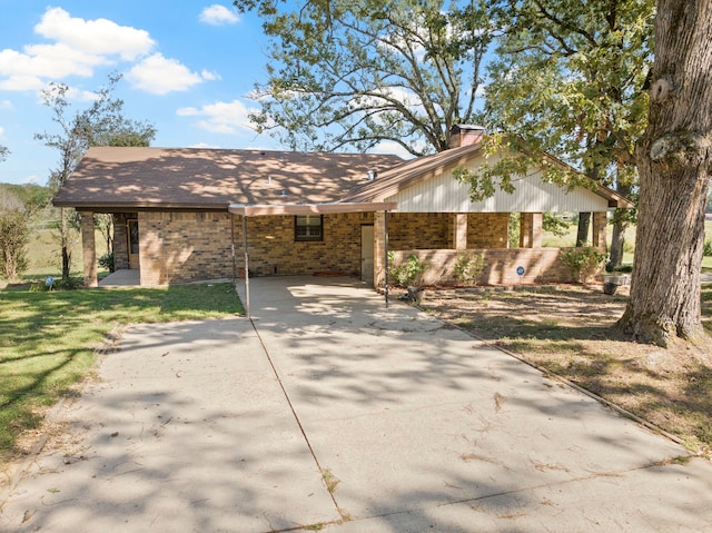 view of front of property with a front lawn