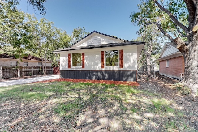 2909 Materhorn Dr, Dallas, TX 75228 - view of front facade featuring fence