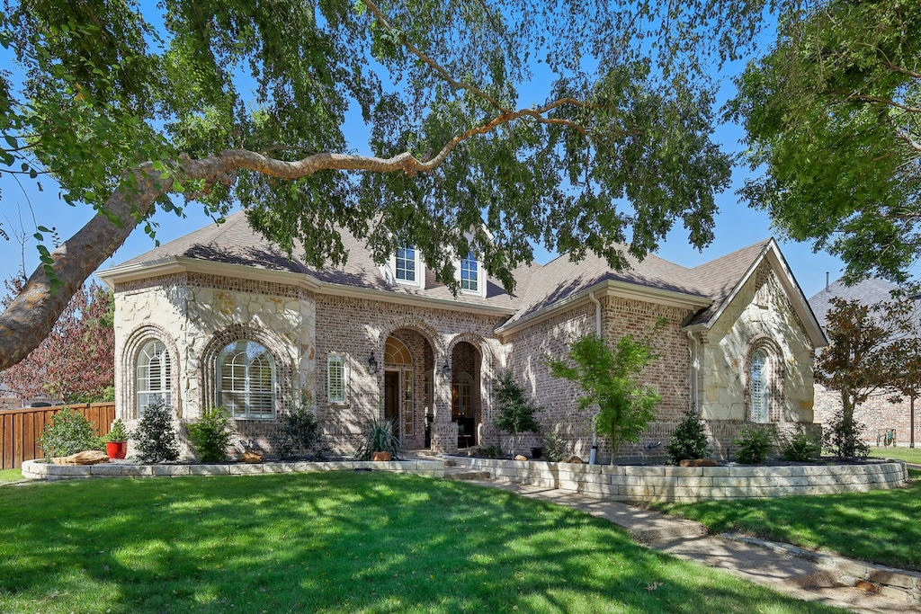 view of front facade with a front yard