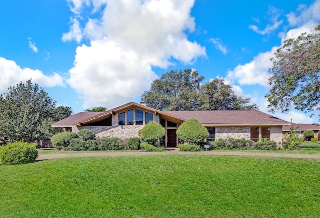 ranch-style house with a front lawn