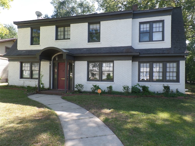 view of front of house featuring a front lawn