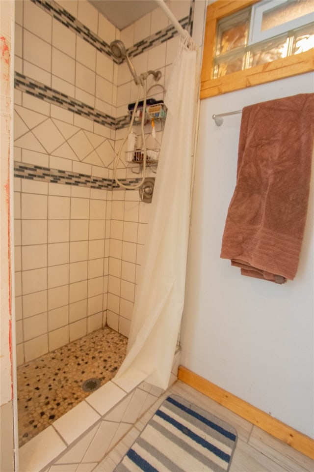 bathroom featuring a shower with shower curtain