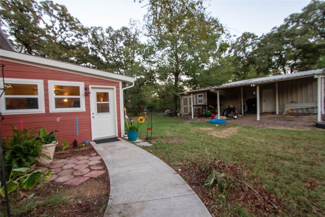 view of yard featuring an outdoor structure