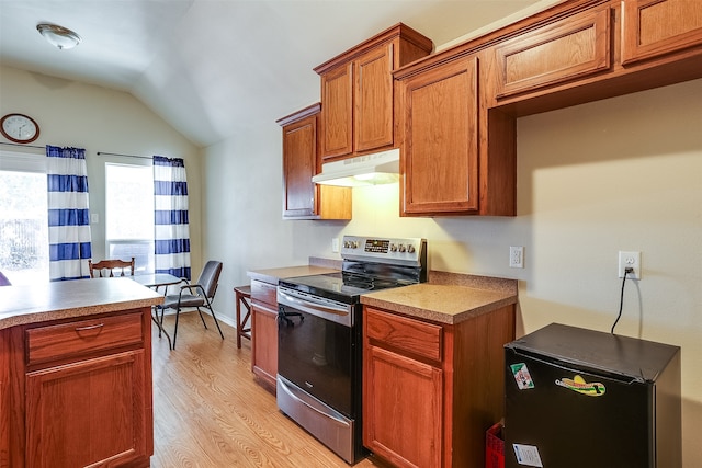 kitchen featuring refrigerator, stainless steel electric stove, light wood-type flooring, and vaulted ceiling