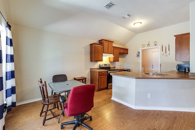 kitchen with light hardwood / wood-style floors, sink, kitchen peninsula, electric stove, and vaulted ceiling