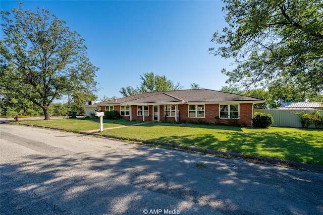 view of front facade featuring a front yard