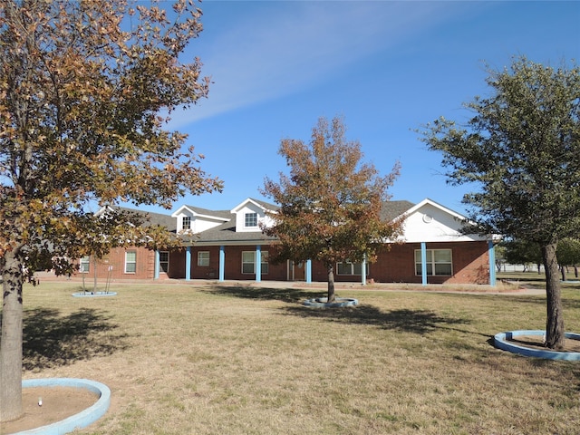 view of front of house with a front yard