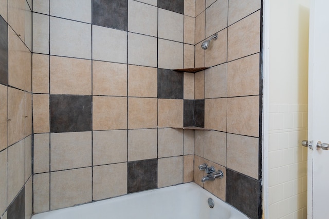 bathroom featuring tiled shower / bath