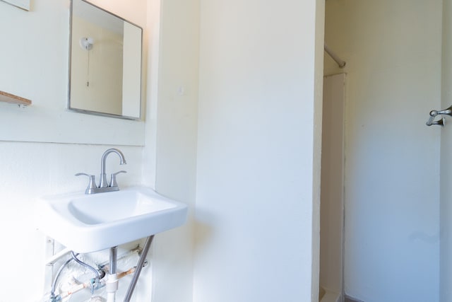 bathroom featuring sink