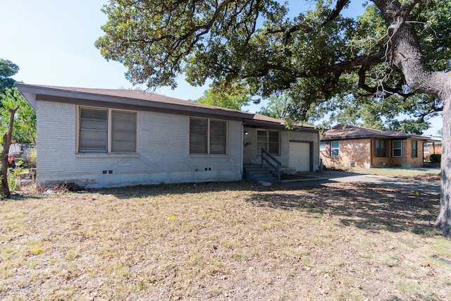 single story home featuring a front yard