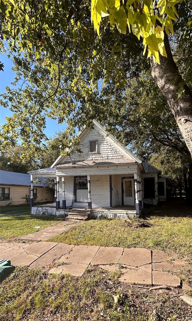 view of front facade featuring a porch and a front lawn