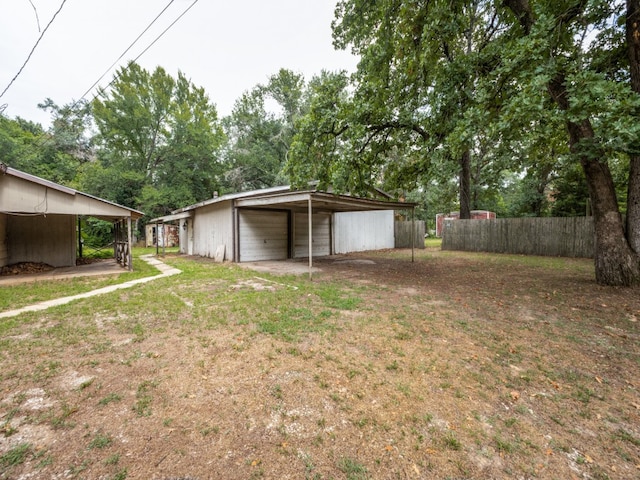 view of yard featuring an outdoor structure