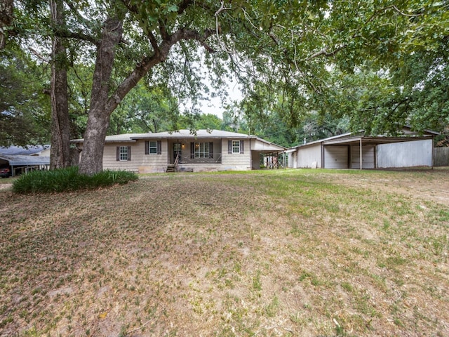 view of front of property with a front yard