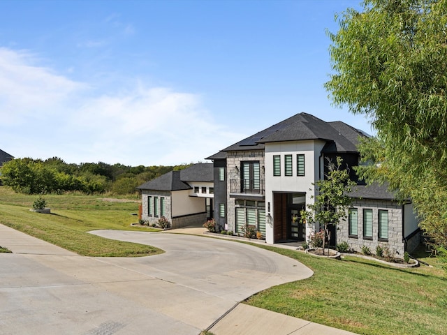 view of front of house featuring a front lawn