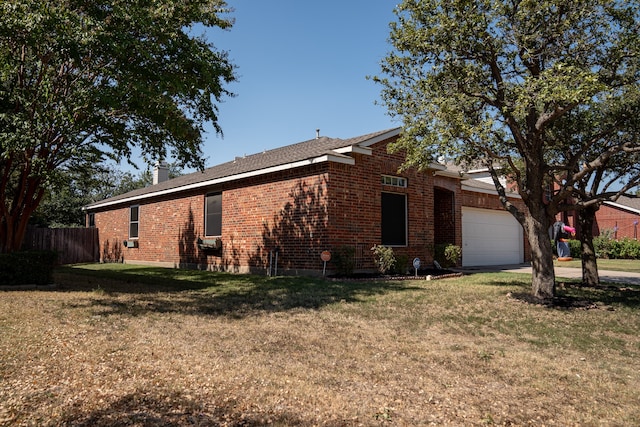 view of front of house featuring a front yard and a garage