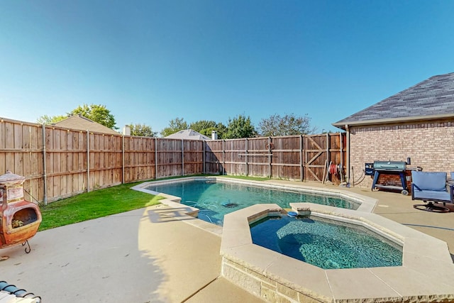 view of pool with an in ground hot tub and a patio area