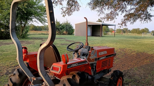 view of yard with an outbuilding