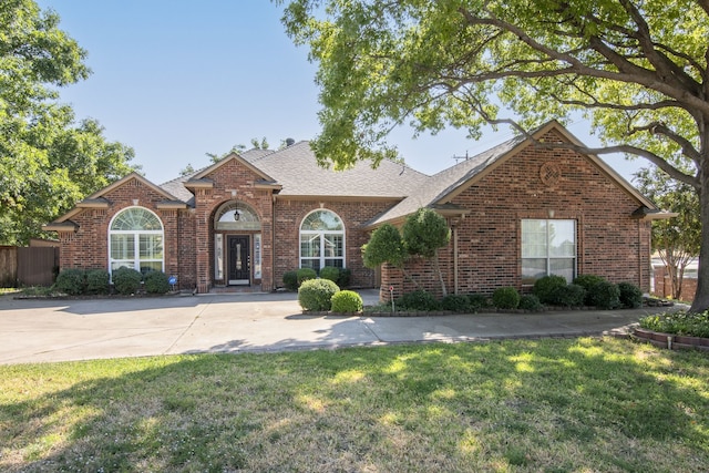 view of front facade featuring a front yard