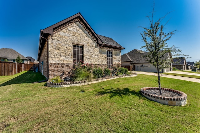 view of front facade featuring a front lawn