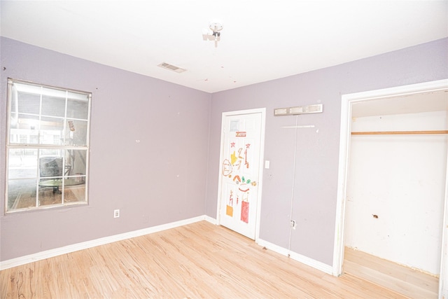 423 W Pembroke Ave, Dallas, TX 75208 - unfurnished bedroom featuring light wood-style flooring and baseboards