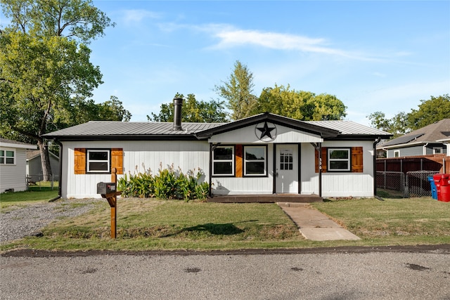 view of front of house featuring a front lawn