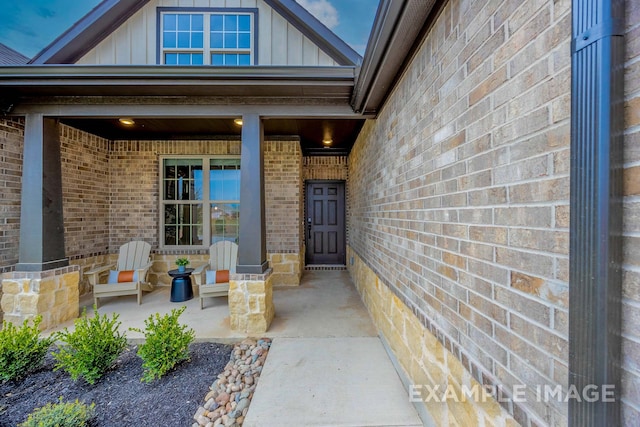 entrance to property featuring covered porch