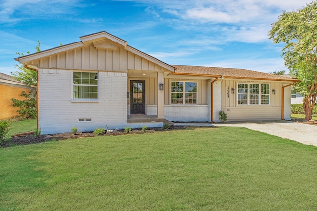 ranch-style home featuring a front yard