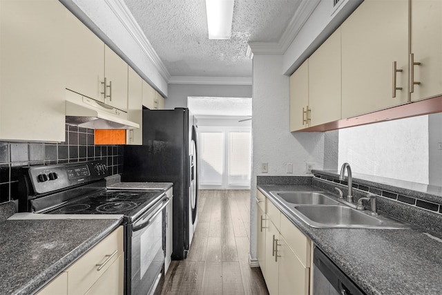 kitchen featuring sink, stainless steel electric stove, dark hardwood / wood-style flooring, ornamental molding, and cream cabinets