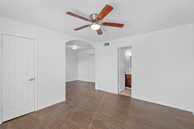 unfurnished room featuring a textured ceiling and ceiling fan