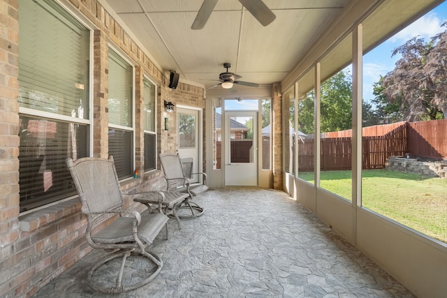 sunroom with ceiling fan