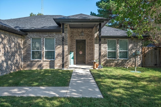 view of front of property featuring a front yard