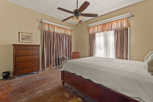 bedroom featuring ceiling fan and a textured ceiling