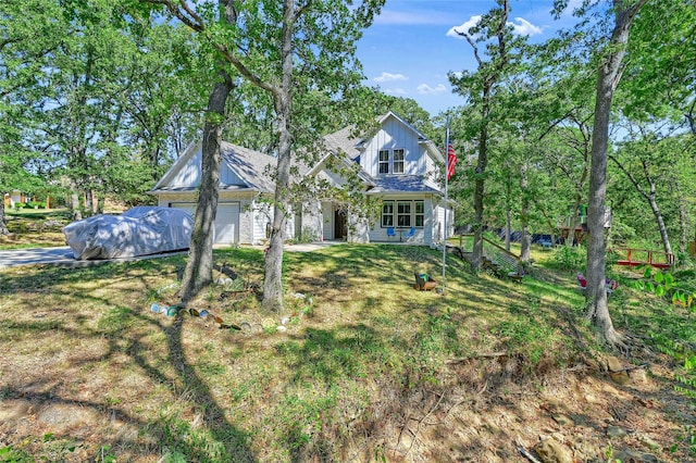 view of front of home featuring a front yard and a porch