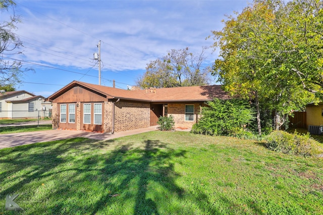 view of front of property featuring a front lawn