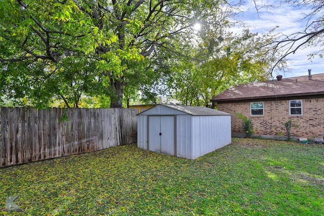 view of yard featuring a storage shed