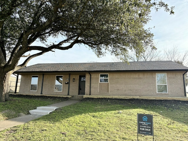 view of front of home featuring a front lawn