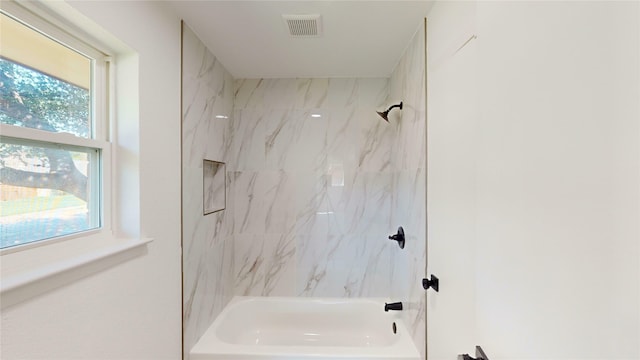 bathroom with tiled shower / bath combo