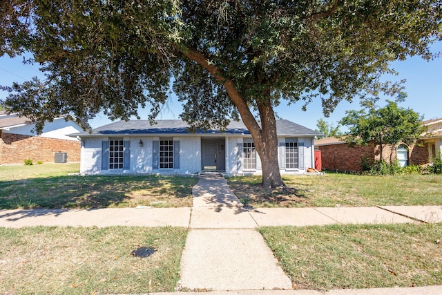 ranch-style house featuring a front lawn