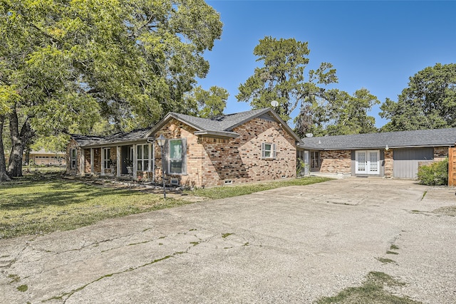 single story home with a front yard