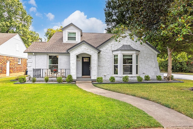 view of front of house featuring a front lawn