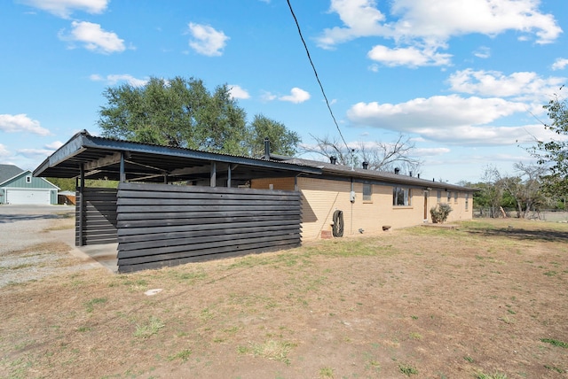 back of house featuring an outdoor structure