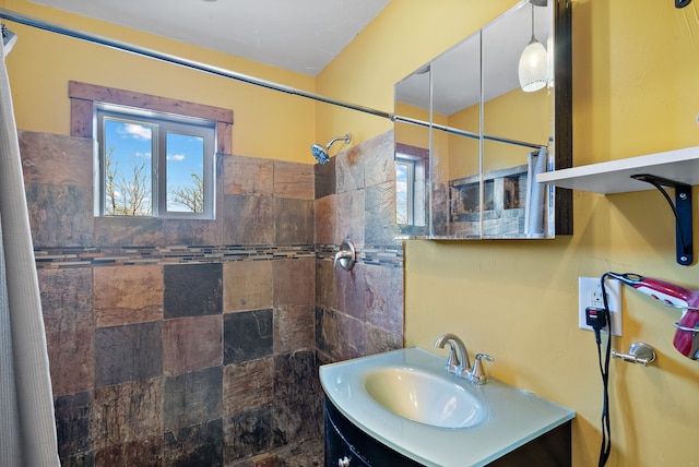 bathroom featuring a shower with curtain and vanity