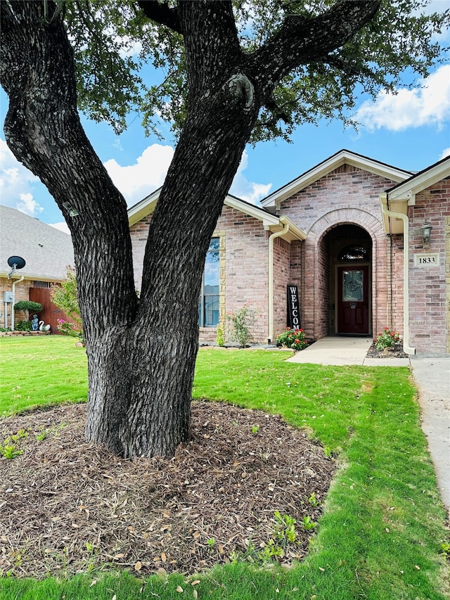 view of front facade featuring a front lawn