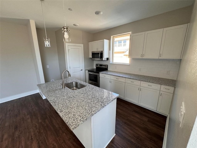 kitchen featuring pendant lighting, a center island with sink, appliances with stainless steel finishes, and sink