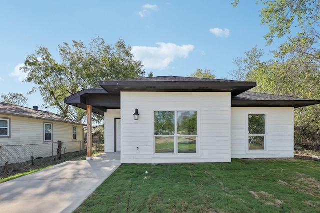 back of house featuring a lawn