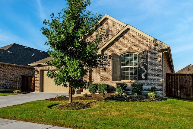 view of front of home featuring a front lawn and a garage