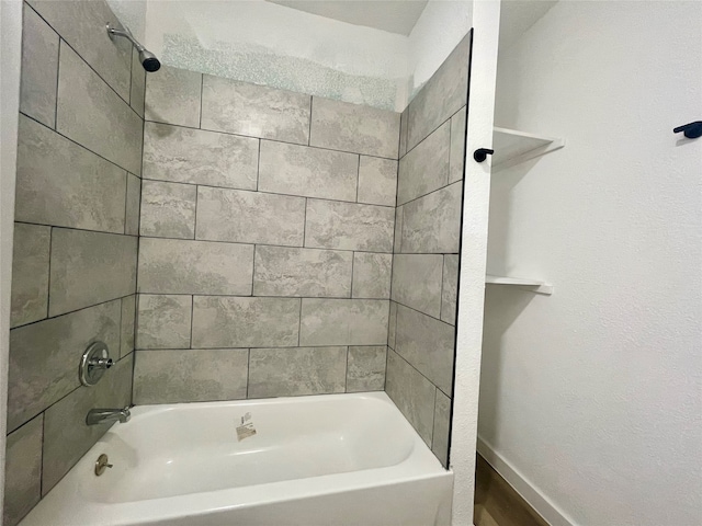 bathroom featuring tiled shower / bath