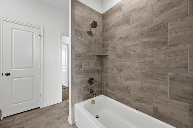 bathroom with tiled shower / bath